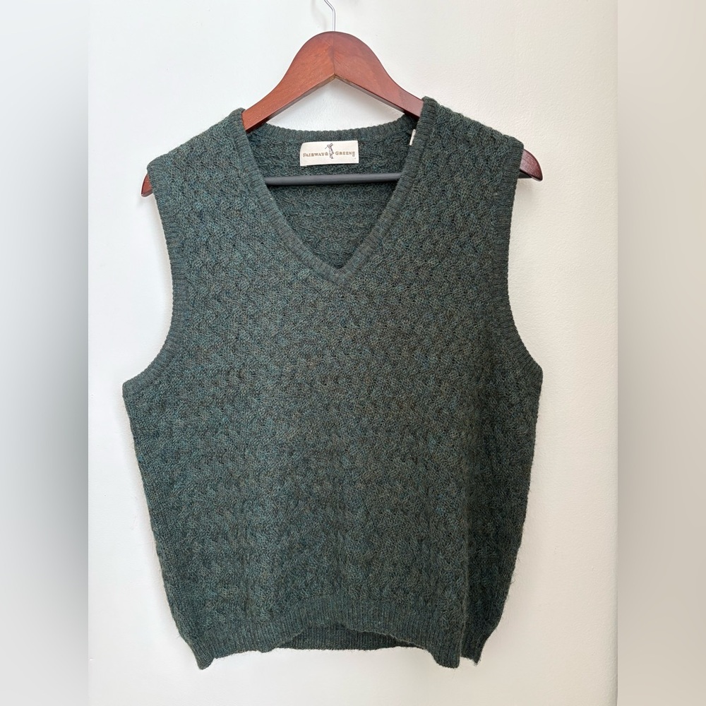 VINTAGE Fairway & Greene V-Neck Peruvian Alpaca Golf Vest in Dark Green Size: M